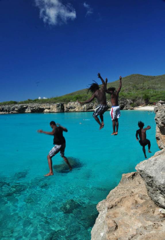 Saltando no mar azul de Groot Knit, no norte de Curaçao